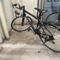 後輪がパンクしている自転車