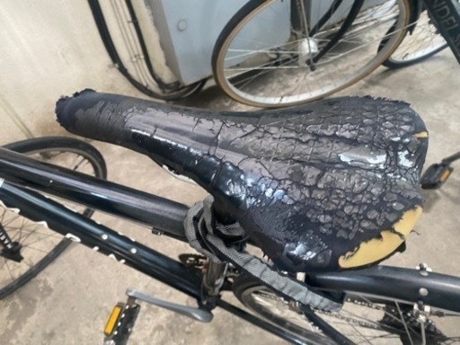 後輪がパンクしている自転車