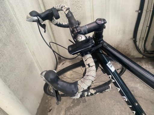 後輪がパンクしている自転車