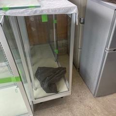 ガラスショーケース　棚三段　４台有ります。の画像