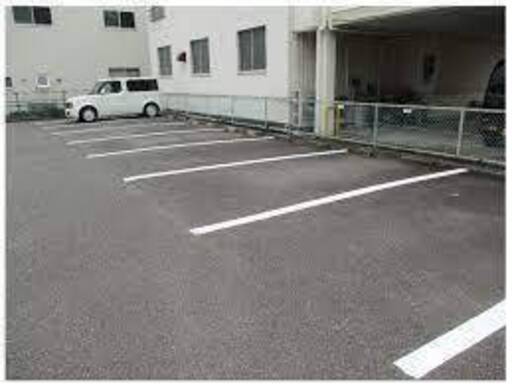 駐車場の白線の色あせを誰でも簡単に直せます！製品には容器やハケも付いているので道具を準備する必要はありません。