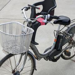 自転車用チャイルドシートとヘルメットの画像