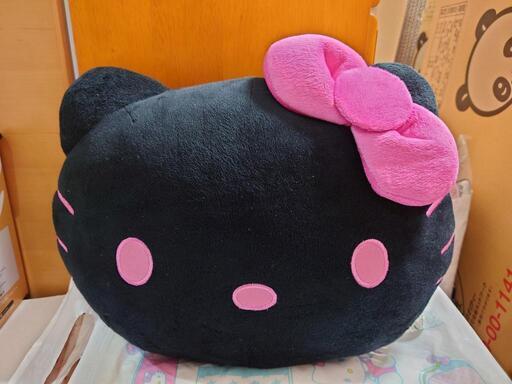 【新品】ハローキティ　フェイス型クッション　ブラック\u0026ピンク　ぬいぐるみクッション