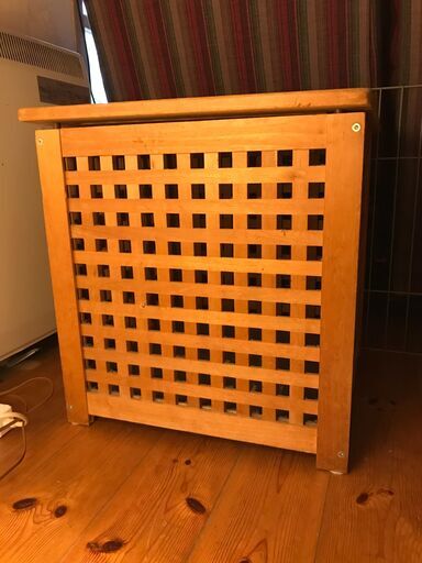 サイドテーブル　収納ができます。