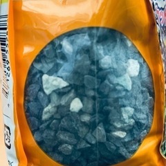 金魚鉢とスポイトと鉢底砂の画像