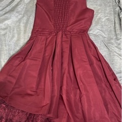赤のドレスの画像