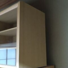 ガラス戸付き棚の画像