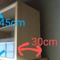 ガラス戸付き棚の画像