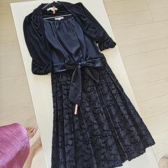 紺色のドレスとボレロセット、リボン付きの画像