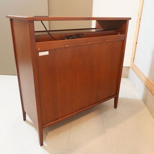 TOKAIKAGU(東海家具)のORLAND(オーランド)キャビネット90。マホガニー材の上品な質感とヨーロピアンクラシックなフォルム