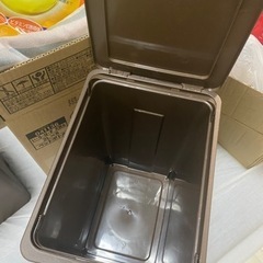 ダイソー　フタ付ゴミ箱（スクエア、7L）2つセットの画像