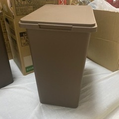 ダイソー　フタ付ゴミ箱（スクエア、7L）2つセットの画像
