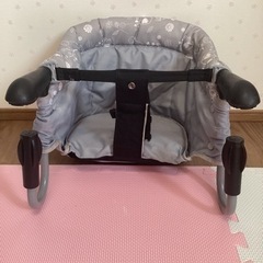 テーブルに取り付ける椅子の画像