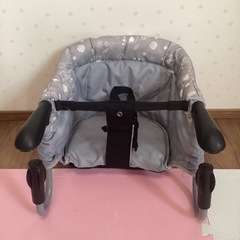 テーブルに取り付ける椅子の画像
