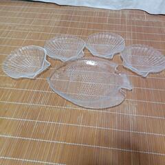 食器，ガラス，魚の画像