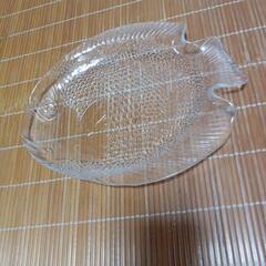 食器，ガラス，魚の画像