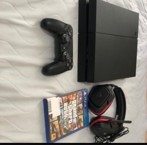 PS4＋GTA 5  + コントローラー1つ＋　マイク付きヘッドフォンのセットです✌?