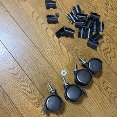 茶色のシェルフ　お譲りします。※下の足首の車難ありの画像