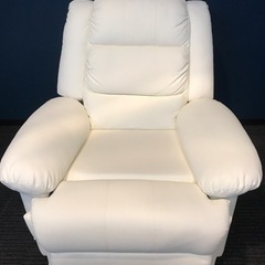 【受け渡し完了】⚠️7/23(日)まで限定⚠️ 期間延長🉐セール🉐 定価58,960円⇨ジモティー価格12,500円Premier (プルミエ) リクライニングチェア ホワイト※取扱説明書付きの画像