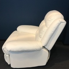 【受け渡し完了】⚠️7/23(日)まで限定⚠️ 期間延長🉐セール🉐 定価58,960円⇨ジモティー価格12,500円Premier (プルミエ) リクライニングチェア ホワイト※取扱説明書付きの画像
