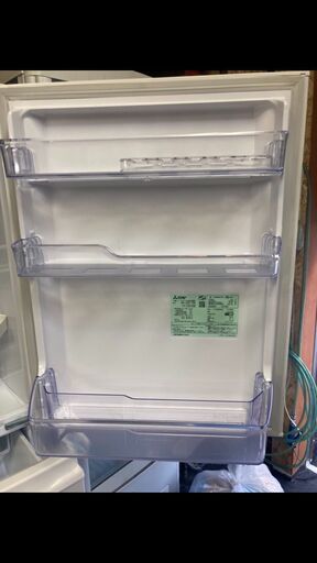 ☆中古￥43,800！【会員価格￥38,800】MITSUBISHI　330㍑3ドア冷蔵庫　家電　2021年製　MR-C33F-W型　