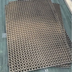 有孔ゴムマット　駐車場や足場に