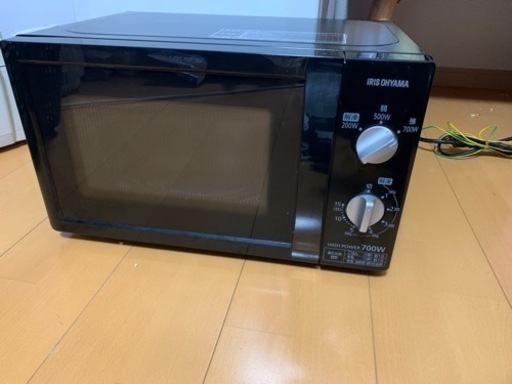 炊飯器、電子レンジ、机