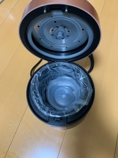 炊飯器、電子レンジ、机