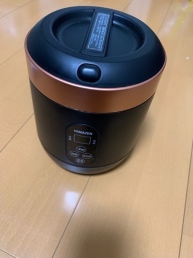 炊飯器、電子レンジ、机