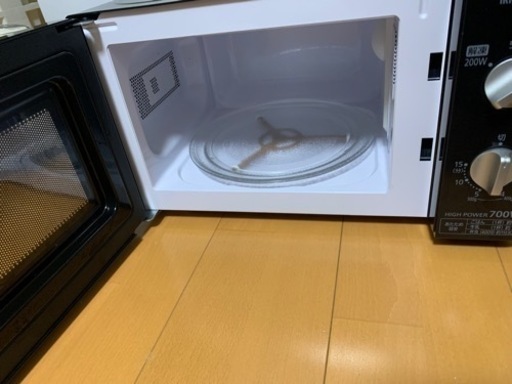 炊飯器、電子レンジ、机