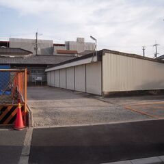 ★駅前の屋根・シャッター付駐車場貸します！！