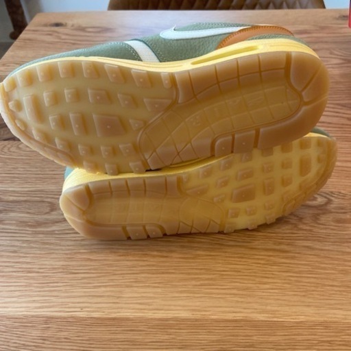 NIKE スニーカー　THINKTANK