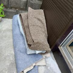 古いカーペット　大きめ３つ