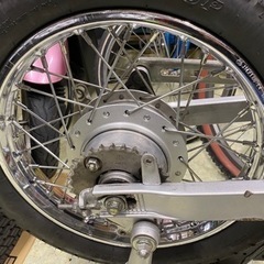 🏍【バイク】良好品 カブ110 JA10 リアスイングアームホイール ＆タイヤ【旧車バイク･パーツ買取アールワン田川】の画像