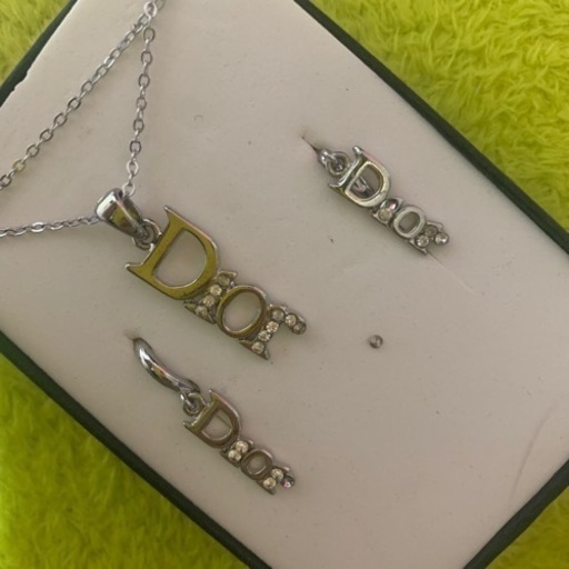 DIORのネックレスとピアス
