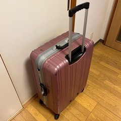 【配達可】大容量スーツケース　鍵付き　キャスター付きの画像