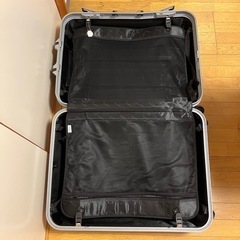 【配達可】大容量スーツケース　鍵付き　キャスター付きの画像