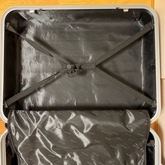 【配達可】大容量スーツケース　鍵付き　キャスター付きの画像