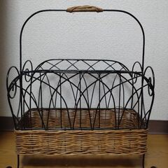 雑誌や新聞を入れるラック