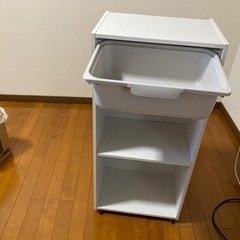 白のカラーボックスの画像