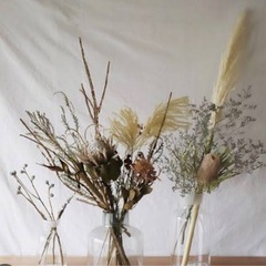 花瓶にさせるドライフラワー、または束ねたらそのままスワッグになるドライフラワーの画像