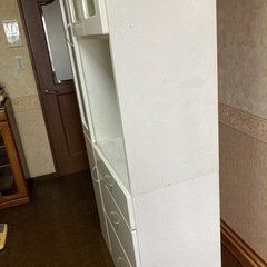 食器棚、タンス、鏡つきタンスの画像