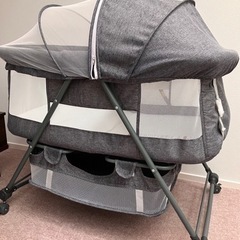 ベビーベッド  幌　キャスター付きの画像