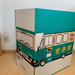 ヤマト運輸　クロネコヤマト　宅急便トラック　段ボール