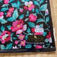 黒ベースの花柄ハンカチ２枚と堅牢染ハンカチの画像