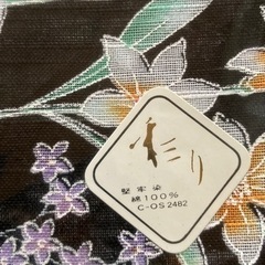 黒ベースの花柄ハンカチ２枚と堅牢染ハンカチの画像