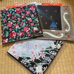 黒ベースの花柄ハンカチ２枚と堅牢染ハンカチ