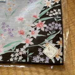 黒ベースの花柄ハンカチ２枚と堅牢染ハンカチの画像