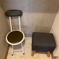 スツールと折り畳み椅子