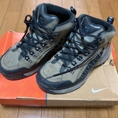 アウトドア、登山用シューズ　NIKE  